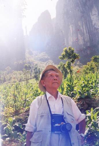 10.華中工學(xué)院建筑學(xué)系創(chuàng)始人張良皋教授于恩施沐山石壁考察